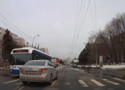 Столичный автолюбитель совершил опасный маневр, едва не врезавшись в троллейбус