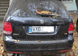 "Выйди и переставь машину" - вот уже месяц вход в парикмахерскую в Кишиневе перегорожен