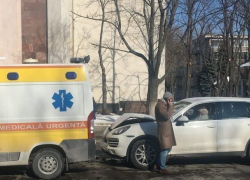 Массовая авария в Кишиневе: столкнулись скорая помощь и легковушки