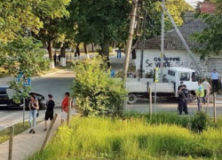 Сбитый при аварии дорожный указатель покалечил женщину в Унгенах