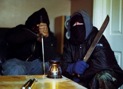 Пытки и жестокое избиение владельца магазина в Ниспоренском районе совершили подростки в масках