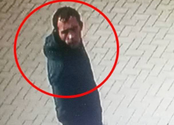 Уличный грабитель попал в объектив камеры наблюдения на Чеканах