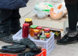 Отчаявшиеся пенсионеры вынуждены торговать личными вещами