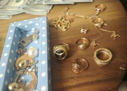 В Гагаузии задержаны двое мужчин, подозреваемых в краже денег и драгоценностей на 600 тысяч леев 