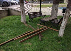 В сквере театра им. Чехова вандалы разгромили скамейки