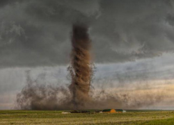 Пылевое торнадо напугало пассажиров автовокзала в Бельцах