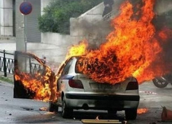 Ревнивый житель Тирасполя сжег автомобиль таксиста, ставшего любовником его девушки