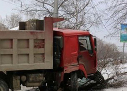 Грузовик с щебнем снес столб после жесткого столкновения с микроавтобусом в Единцах