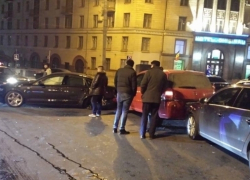 В центре Кишинева по вине пьяного водителя такси столкнулись 6 машин 