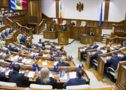 Оппозиция в парламенте выдвинула вотум недоверия главе МИДЕИ