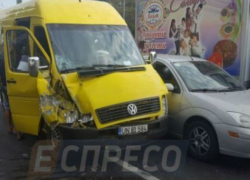 Микроавтобус с гражданами Молдовы протаранил два автомобиля в Киеве