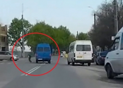 В Кишиневе микроавтобус едва не сбил школьника