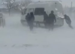 На юге Молдовы пограничники помогают гражданам, застрявшим в сугробах