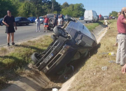Водитель чудом выжил после того, как его машина перевернулась под Оргеевом