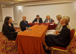 "Закрытие телеканалов - фашизм",  – греческие правозащитники