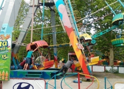 В Долине роз остановилось колесо обозрения с сидящими внутри людьми