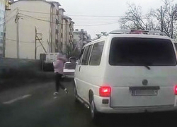 Внезапно выскочившая на пешеходный переход в Кишиневе девушка чудом осталась жива