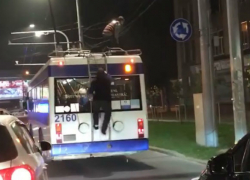 Экстремальные развлечения кишиневских подростков на крыше троллейбуса попали на видео