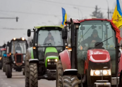 Трусы Навального им вместо знамени! "Тракторасты" пошли в поход на Леушены