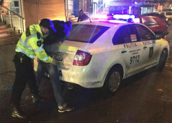 Преследуемого смелой женщиной бандита на улице Кишинева схватила патрульная группа