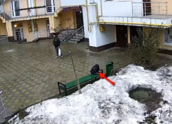 В Кишиневе засняли вора, похитившего рюкзак с ценными вещами