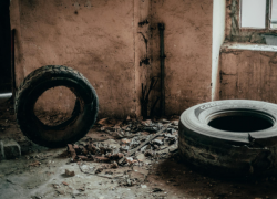 Жителей сел оштрафовали почти на 1 млн леев за сжигание автопокрышек в пасхальную ночь