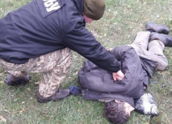 Украинец в галошах прорывался в Молдову с набитыми наркотиками карманами