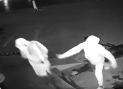 Самое глупое ограбление в истории попало на видео: бандит нечаянно покалечил напарника