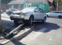 Столичная женщина-водитель вылетела на тротуар и уничтожила столб со светофором