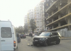 В серьезном ДТП на Рышкановке был сильно поврежден Range Rover 