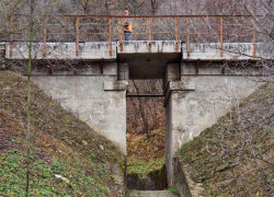 Пьяный мужчина погиб под колесами советской "шестерки" на мосту в Рашково 