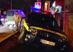 Мчавшийся по вызову полицейский внедорожник оказался в канаве в Дурлештах из-за легковушки