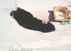 На проезжей части по улице Армянской провалился асфальт