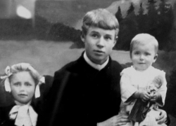 «Кого улыбкой ты дарила, и кто тебе свою дарил…» (Неизвестный Есенин)