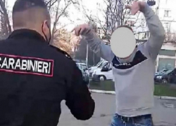На Чеканах пьяный гость столицы набросился на полицейского с ножницами
