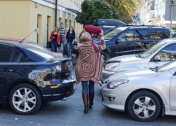 В столице слишком много машин, решается проблема парковок