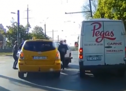 В Кишиневе на проезжей части подрались два водителя