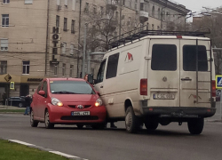 Неопытная женщина врезалась в микроавтобус и создала пробку в Кишиневе 