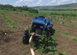 В селе Садова ребенок перевернулся на тракторе