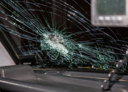 "Бомбардировкой" с балкона двое молодых людей разбили иномарку мужчины в Тирасполе