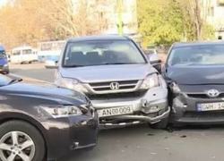 Авария на перекрестке надолго парализовала движение транспорта на Ботанике