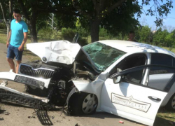 Такси врезалось в столб на Чеканах: пострадал пассажир