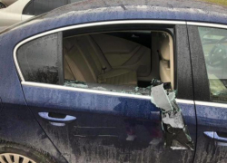 На Чеканах воры взломали автомобиль девушки, разгромив заднюю дверь