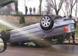Дама перевернула на Ботанике автомобиль с двумя детьми
