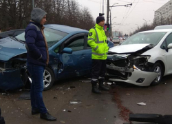 Две иномарки столкнулись на перекрестке на Рышкановке