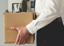 На выход! Десятки людей уволены из-за того, что не привились от ковида