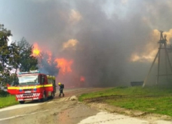 Срочно - сильнейший пожар уничтожает крупный склад в Окницком районе