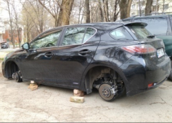 На Ботанике с Lexus за ночь сняли все колеса