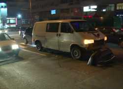 На Ботанике мужчина оказался под колесами микроавтобуса