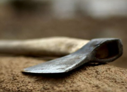 Привет от тещи! Мужчина получил удар топором по голове во время сна